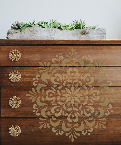Möbel upcycling mit Mandala-Schablonen